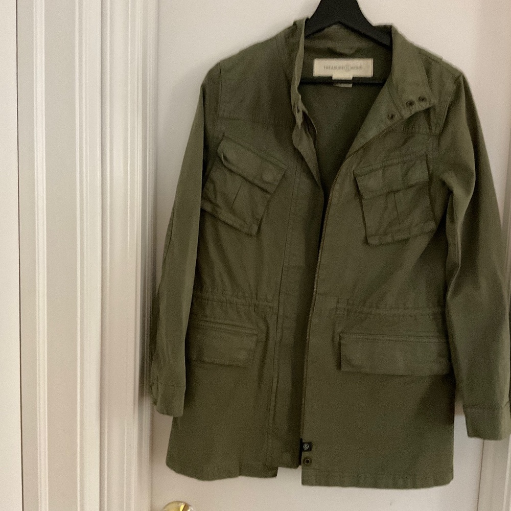 Light‎ jacket